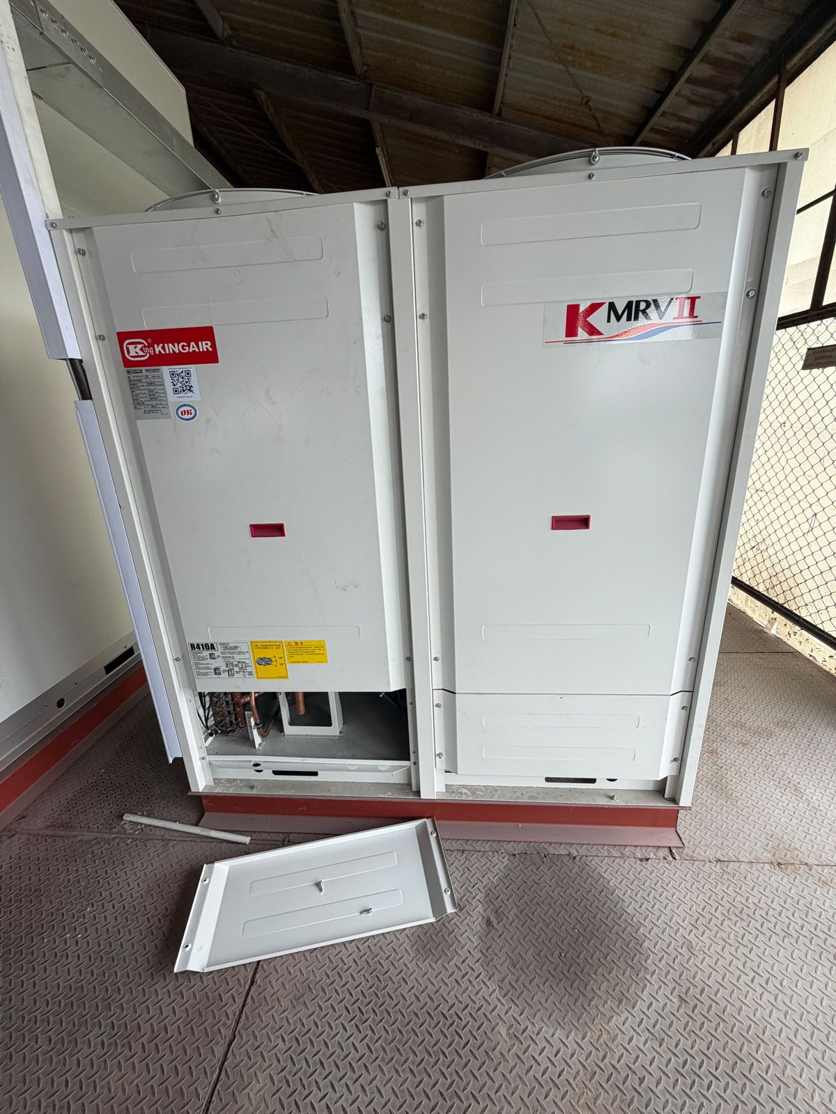 Outdoor unit DX dengan panel servis terbuka