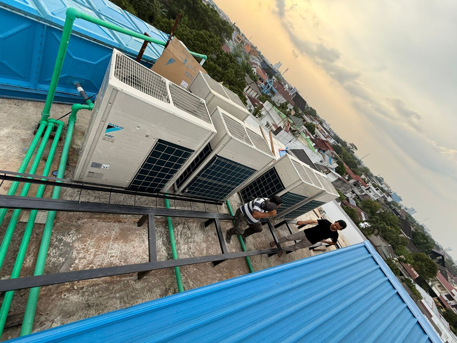 Outdoor unit Daikin VRV dan jalur pipa refrigerant di atap gedung di Medan