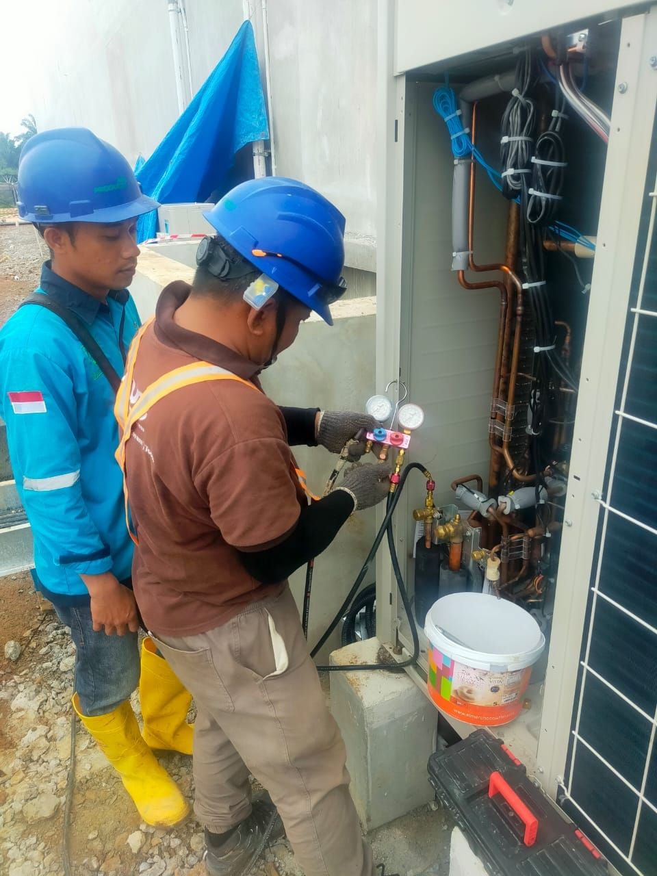 Teknisi SOKANTARA memeriksa tekanan refrigerant outdoor unit VRV dengan manifold gauge